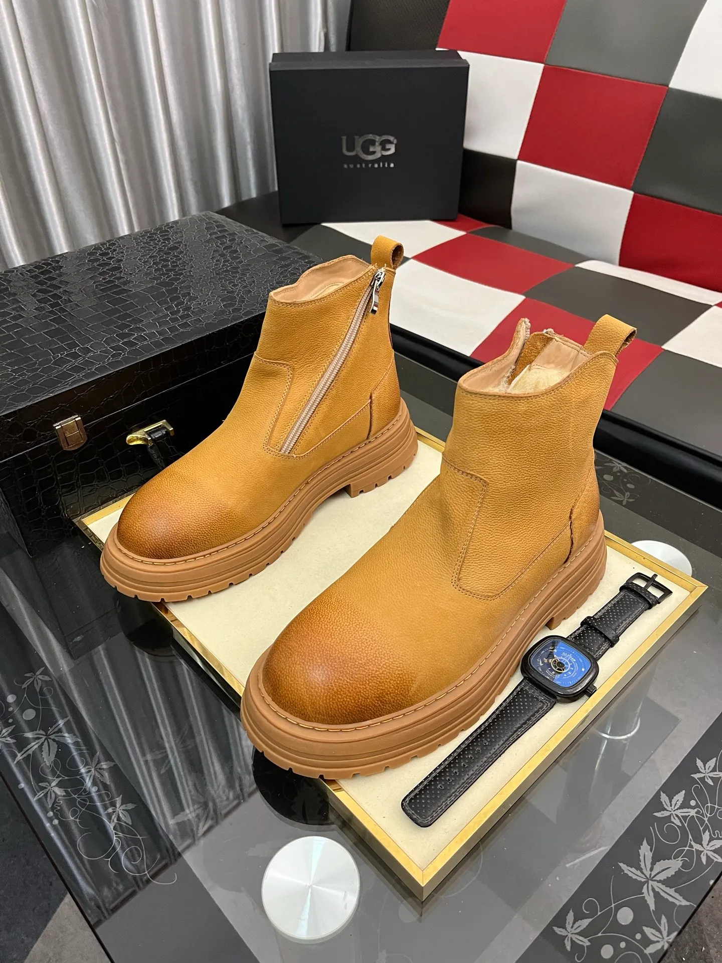 Ex-factory price: 680⌚️⌚️Thick wool imported from Australia Brand: UGG genuine purchasing agent Size: 39-44 (45 customized) Grade: Official website 1:1 Material: First layer of genuine leather waterproof and antifreeze upper Real wool lining Original non-slip and wear-resistant outsole Style category: Men's casual shoes Trendy style Comfortable on the feet Color: Official website color synchronization